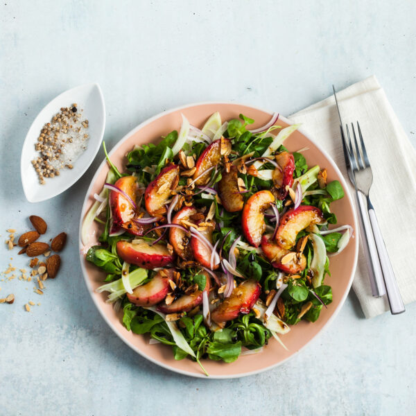 summer salad with chicken and peaches